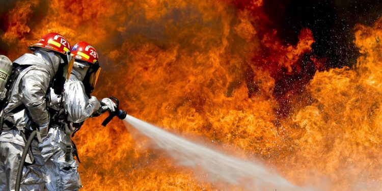 Spectaculaire incendie dans un centre de tri de déchets
