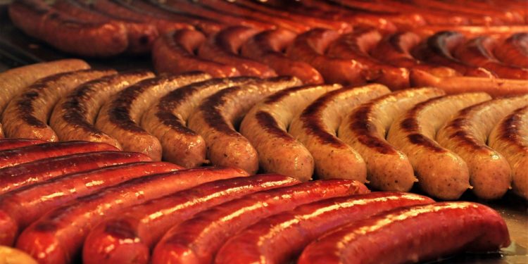 Carrefour rappelle des saucisses et des brochettes contenant des bouts de plastique