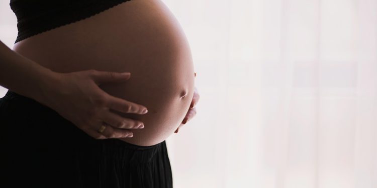 Une femme meurt toutes les deux minutes en donnant la vie