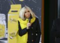 Emmanuel Macron giflé par Brigitte Macron à leur descente d’avion au Vietnam?