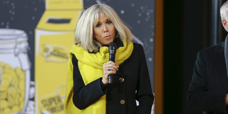 Emmanuel Macron giflé par Brigitte Macron à leur descente d’avion au Vietnam?