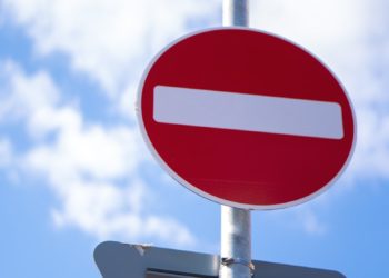 Ils nettoient les panneaux de leur commune et font le buzz