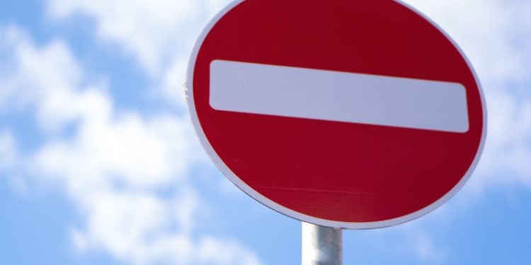 Ils nettoient les panneaux de leur commune et font le buzz