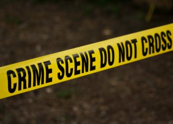 En pleine messe un homme lourdement armé ouvre le feu devant une église