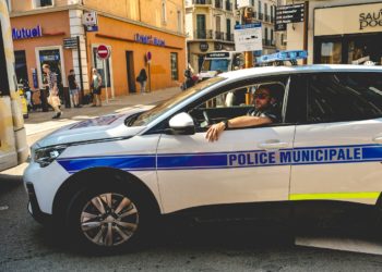 Un bus dérape et emporte la terrasse d'un bar