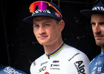Van der Poel en jaune, sur une 3e étape du Tour de France pour les sprinters
