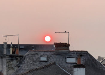 à Tarbes, ciel de fumées des incendies en Espagne
