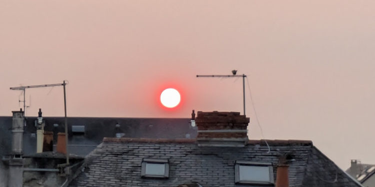 à Tarbes, ciel de fumées des incendies en Espagne