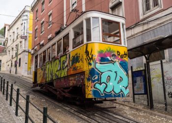 le célèbre funiculaire de Lisbonne déraille, au moins 15 morts