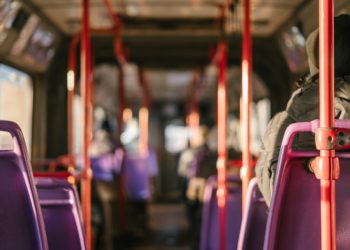 Un bus dépasse dangereusement une moto et fait le buzz