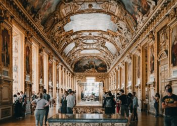 Vol au Louvre: ce que l'on sait des suspects arrêtés