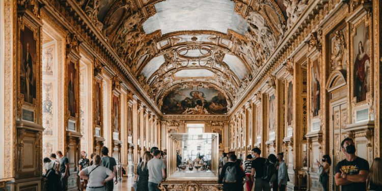 Vol au Louvre: ce que l'on sait des suspects arrêtés