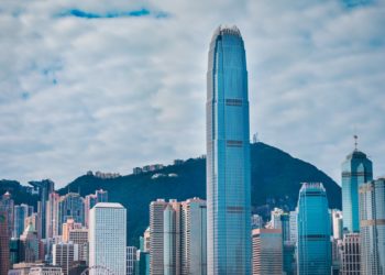 Un Labubu géant dans la baie de Hong Kong