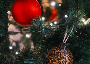 Une grue s’effondre en installant un sapin de Noël : un mort