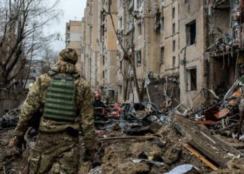 Les robots volants sont responsables d’environ un tiers des morts et des blessés de civils ukrainiens enregistrés en 2025, a indiqué vendredi un haut responsable des Nations Unies, relevant que les civils sont les premières victimes de la guerre au moment où leurs besoins s’aggravent sur le terrain. Rapide évolution de la guerre Selon le Bureau de coordination des affaires humanitaires de l’ONU (OCHA), ce nombre de victimes civiles causés par des attaques de drones, reflète clairement la nature en rapide évolution de la guerre, qui fait peser des risques sur les civils et les travailleurs humanitaires. Dans ces conditions, l’année 2025 a été plus meurtrière que 2024 pour les civils en Ukraine, avec une augmentation de 30 % du nombre de victimes. « Aucune région n’est épargnée par l’intensification des hostilités et les changements sur le front depuis le milieu de l’année 2025, en particulier dans la région de Donetsk, comme nous pouvons le constater aujourd’hui d’après les rapports provenant de la ville de Pokrovsk », a déclaré Matthias Schmale, Coordonnateur résident et humanitaire de l’ONU en Ukraine.