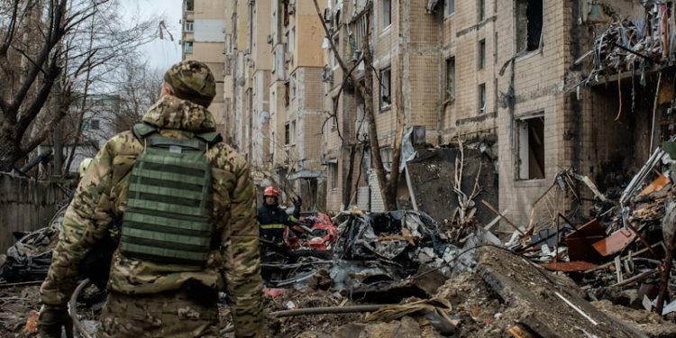 Les robots volants sont responsables d’environ un tiers des morts et des blessés de civils ukrainiens enregistrés en 2025, a indiqué vendredi un haut responsable des Nations Unies, relevant que les civils sont les premières victimes de la guerre au moment où leurs besoins s’aggravent sur le terrain. Rapide évolution de la guerre Selon le Bureau de coordination des affaires humanitaires de l’ONU (OCHA), ce nombre de victimes civiles causés par des attaques de drones, reflète clairement la nature en rapide évolution de la guerre, qui fait peser des risques sur les civils et les travailleurs humanitaires. Dans ces conditions, l’année 2025 a été plus meurtrière que 2024 pour les civils en Ukraine, avec une augmentation de 30 % du nombre de victimes. « Aucune région n’est épargnée par l’intensification des hostilités et les changements sur le front depuis le milieu de l’année 2025, en particulier dans la région de Donetsk, comme nous pouvons le constater aujourd’hui d’après les rapports provenant de la ville de Pokrovsk », a déclaré Matthias Schmale, Coordonnateur résident et humanitaire de l’ONU en Ukraine.