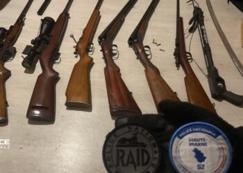 Retranché dans son domicile, un homme tire plusieurs coups de feu