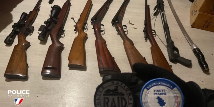 Retranché dans son domicile, un homme tire plusieurs coups de feu